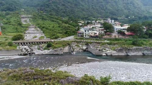 松鶴部落於921震災後，土質鬆軟，水土保持局為避免土石流再度發生，在松鶴一溪流動區內設置五座梳子壩防止巨石通過。下游並設置沉沙池，以防止土石進入居住區。