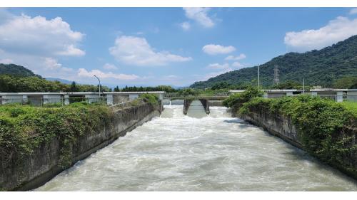 南岸沉砂池位於攔河堰下游約一公里之竹山鎮河川新生地上，主要設施包括引水暗渠、三座併聯大型沉砂池，及一座喉寬達50呎之大型巴歇爾量水槽等。單座沉砂運轉水量為每秒36公噸，每2道設排砂閘門一扇，每座沉砂池共設6扇排砂閘門，沉砂溝內若有落淤沉降泥砂，則可藉由水力排砂方式排回濁水溪。