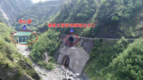 &nbsp;馬蹄型鋼筋混凝土襯砌隧道，直徑 11.6 公尺，長 650 公尺，穿過大壩左岸山腰，在必坦溪出口，最大每秒可洩洪 3,200 立方公尺。大雨時將洪水經隧道排放至青山壩的下游，減輕德基水庫大壩的負擔。