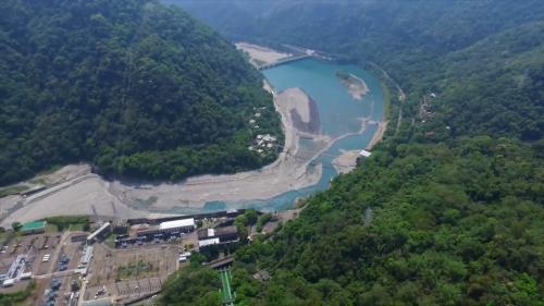 &nbsp;前身為日治時期1941年的天冷發電所，二戰後承美援陸續興建並完成四部機組，1952年8月完成第一部機組，1952年9月9日由當時中華民國總統蔣介石視察時定名為「天輪發電總廠」， 1953年8月第二部機組併聯發電， 1956年第三部機組併聯發電， 1978年11月30日第四部機組併聯運轉。