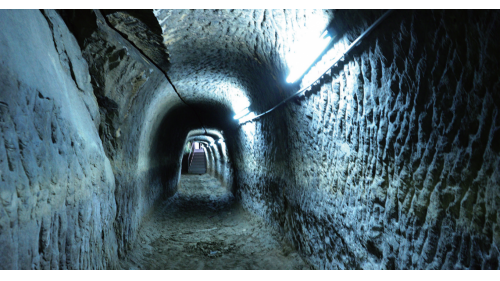 瑠公圳引水石硿留下的遺跡