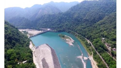 &nbsp;在天輪發電廠尾水出口下游約900公尺處興建馬鞍壩攔河堰，承接大甲溪上游其他電廠的發電尾水。
