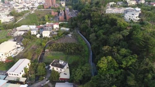 &nbsp;八寶圳途中來到新石新村一分為二，走勢較高的河道成為電火圳，也是社寮角發電廠的發電用水；一路流經和盛村、德興村、土牛村、梅子村以及萬興村，終點結合社寮電廠發電後的尾水再匯入八寶圳。