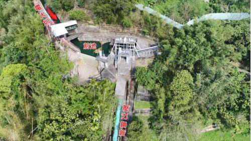 &nbsp;八寶圳途中來到新石新村一分為二，走勢較高的電火圳流入社寮角發電廠成為發電用水，終點發電後的尾水再匯入八寶圳。