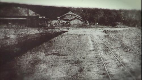 &nbsp;1913 年日本人在新社成立蔗苗養成所，由於新社台地位處高地，是良好的蔗苗養成場所，但卻有地勢太高而缺乏水源的困擾。