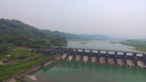 &nbsp;石岡壩位於大甲溪下游台中市東勢區與石岡區交界處，主要功能用來調節大甲溪流域尖峰發電尾水，並提供大台中地區公共給水與灌溉用水。1974年10月底開工，1977年10月完工。