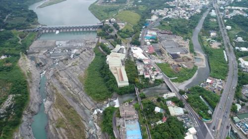 &nbsp;石岡壩位於大甲溪下游台中市東勢區與石岡區交界處，主要功能用來調節大甲溪流域尖峰發電尾水，並提供大台中地區公共給水與灌溉用水。1974年10月底開工，1977年10月完工。