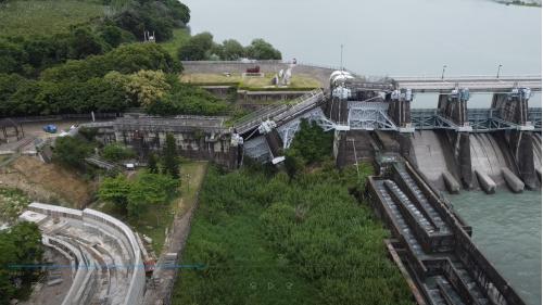 &nbsp;921地震後，立即進行石岡壩搶修，於1999年12月恢復石岡壩引水，至2000年底緊急復建工程全部完工。921地震受損的壩體，目前作為「國家震災景觀紀念地」，原第16號溢洪道後方，增設魚道保護大甲溪魚類生態。