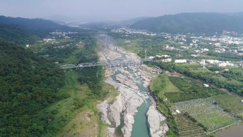 &nbsp;葫蘆墩圳在1923年（大正12年）將取水口改移至今舊山線鐵橋下，以石筍攔大甲溪水，改以明溝圳路，成為南幹線。