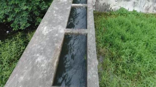 &nbsp;葫蘆墩圳改道經南幹渠自石岡壩取水，在萬定汴分流，一條分流匯入葫蘆墩圳幹線，另一條分流往下溪洲圳。萬定汴在當地又被稱為「三分水」或「人命水」，因為1768年(乾隆三十三年)四月，東西兩上堡為水爭執，西上堡有3人死亡，所以當地人稱此地為「人命水」。
