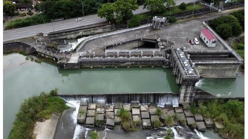 進水口位於排砂道左側，取水閘門７門，閘門底標高108.7公尺。排砂道位於堰左端，共3道，門底標高105.0公尺。魚道位於排砂道左側，寬2公尺，上游出口設閘門1座，門底標高109.0公尺。南岸聯絡渠道包含新建段15公里及擴建的段23公里，合計38公里。