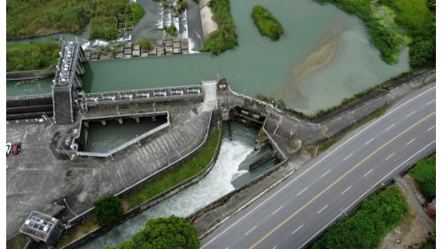進水口位於排砂道左側，取水閘門７門，閘門底標高108.7公尺。排砂道位於堰左端，共3道，門底標高105.0公尺。魚道位於排砂道左側，寬2公尺，上游出口設閘門1座，門底標高109.0公尺。南岸聯絡渠道包含新建段15公里及擴建的段23公里，合計38公里。