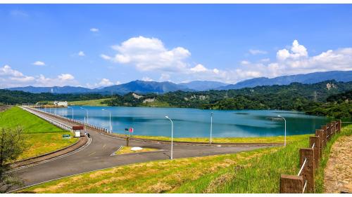 湖山水庫係離槽水庫，其水源是由清水溪建置之桶頭攔河堰越域引水補充。於2008年開始興築壩體，2016年啟用。主要用途為提供雲林地區民生用水、農業灌溉及養殖漁業用水，以減緩地層下陷及地下水汙染問題。水庫完工後可與集集攔河堰共同調節水源，於豐水期自集集攔河堰引水，枯水期時則運用湖山水庫之蓄水。