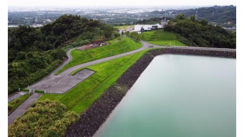 湖山主壩，大壩體斷面採用中央心層分區滾壓式土石壩設計，壩頂寬度10公尺，壩頂標高216公尺，壩頂最大高度75公尺，為中央土心牆分區型土壩。