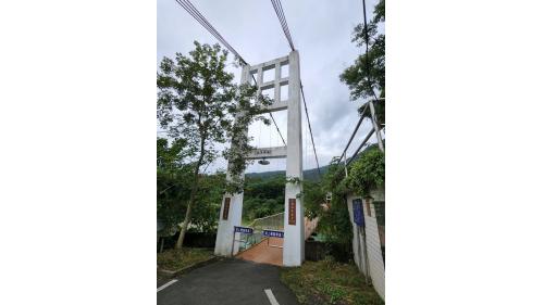 桶頭吊橋，位於行政橋與桶頭攔河堰之間。