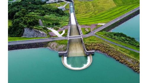 溢洪道，湖山水庫溢洪道為半圓形自由溢流堰，以明渠型式排洪。