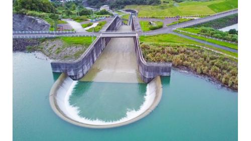 溢洪道，湖山水庫溢洪道為半圓形自由溢流堰，以明渠型式排洪。