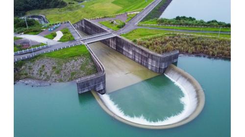 溢洪道，湖山水庫溢洪道為半圓形自由溢流堰，以明渠型式排洪。