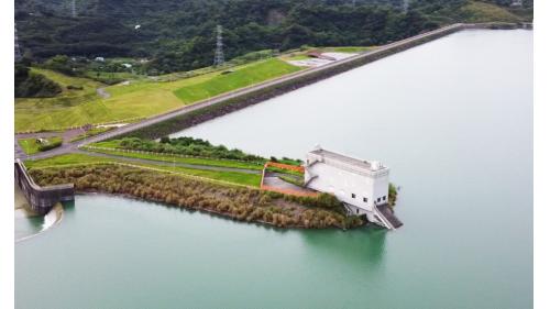 取水工即水庫取水塔，主要功能為庫水之流出口。湖山水庫為斜依式取水塔與水平面之夾角採30度。斜依式取水塔設上、下兩層取水口，分別位於高程180公尺與165公尺處。