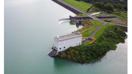 取水工即水庫取水塔，主要功能為庫水之流出口。湖山水庫為斜依式取水塔與水平面之夾角採30度。斜依式取水塔設上、下兩層取水口，分別位於高程180公尺與165公尺處。