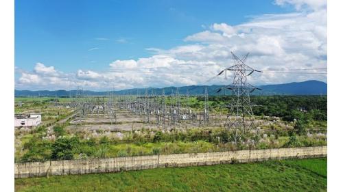 變電所的主要功用為利用變壓器將電壓改變，其次亦能將為電網作功率因素補償、電力系統保護等。