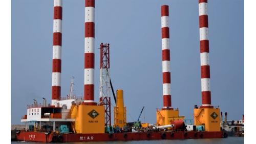 宏華營造所屬船艦「升降平台船-宏禹一號」，為國內第一艘自有海上風電施工平台船，參與此次的海氣象觀測塔工程。