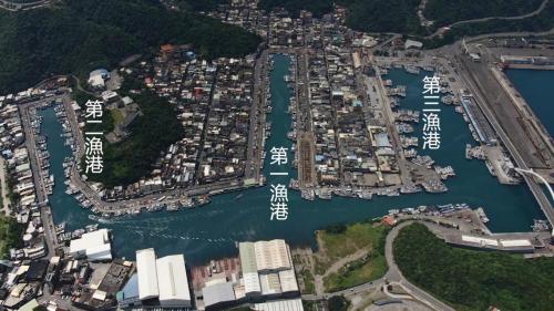 蘇澳港:因新建的商港規模太小，漁業漸漸發展，第一漁港跟第二漁港不夠用了，所以就把商港它挪成第三個漁港。