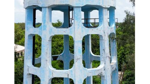朴子水道配水塔，塔高35公尺、蓄水容量450公噸，為當年嘉義朴子最高的建築。整體以歐風建築呈現，組成三部分由上至下為塔飾物、中層為水塔本體和下層塔架，塔飾物呈鐘塔形之六腳圓頂小亭、水塔本體為圓形、水塔下層乃四環樑與十支柱，第二環樑內加設放射網狀柱強化支撐，梁柱外觀呈方格狀，造型十分優美，是嘉義朴子最為重要的地標。