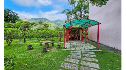 鎮福宮位於曾文溪畔旁，土地公、土地婆的仁慈庇佑，是遊客與居民祈願許願的地方！