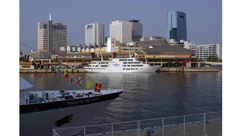 &nbsp;全世界的國際貿易港口約有2500多個，其中包括鹿特丹港、倫敦港、紐約港、新加坡港等等。圖中為日本的神戶港