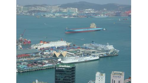 全世界的國際貿易港口約有2500多個，其中包括鹿特丹港、倫敦港、紐約港、新加坡港等等。圖中為韓國釜山港