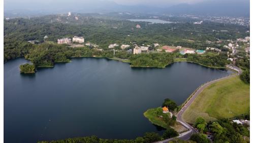 蘭潭水庫的前身為紅毛埤，相傳其為300年前，荷蘭人開闢的埤塘。日治時期為因應當時用水需求增加，於1942年開始興建，1944年完工啟用。