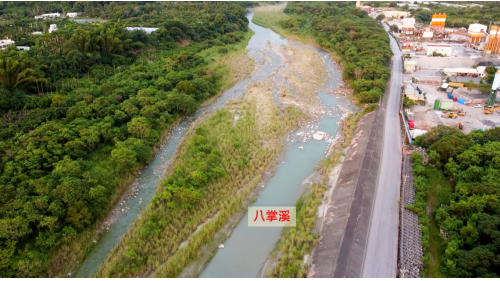仁義潭水庫水源來自台3線吳鳳橋下游約50公尺處的竹山攔河堰，攔八掌溪水。進水口位於攔河堰右岸，設有1座滾輪式直升閘門，最大取水量為每秒25立方公尺。進水口將水導至沉砂池，經1.5公里之引水路導入潛堰後流入仁義潭水庫。