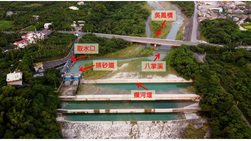 竹山攔河堰位於台3線吳鳳橋下游約50公尺處，攔河堰為自由溢流堰，堰頂標高114.7公尺，堰長129公尺，堰高5.7公尺，右側為排砂道，設有2座閘門。進水口位於攔河堰右岸，設有1座滾輪式直升閘門，最大取水量為每秒25立方公尺。取水口將水導至沉砂池，經1.5公里之引水路導入仁義潭水庫。