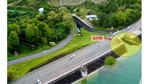 仁義潭水庫溢洪道，位於主壩右側，設有一座傾倒式閘門，閘門高2.5公尺，寬9公尺，溢流頂標高102.5公尺。