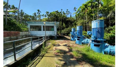 巴歇爾量水槽。公園淨水場原水取自仁義潭水庫，經過巴歇爾量水槽、1200公厘鋼管以及長3.4公里之明渠輸送至淨水場進水閘門中，該淨水場供水大部份採重力式供應。