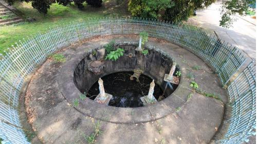 水源地沉澱井，於1911年興建。沉澱井外側有一道圍籬；井口邊緣有一圈以30塊石磚組合而成之邊框，寬度為42cm；每塊石磚中間以水泥砂漿填縫，並以白灰修飾砌縫。井壁表面為水泥砂漿粉刷。其內徑37.88公尺、深3.94公尺。現登錄為嘉義市定歷史建築。
