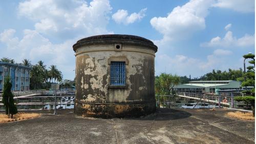 嘉義水源地現存濾過井共有四座，其中三座為圓柱形建築，西元1914年興建，為鐵筋混凝土建築，牆上緣有三個通氣孔，皆為舊制木門窗，其材種經匠師判斷為檜木。現已登錄為嘉義市定歷史古蹟。另一座為方形建築，於1933年興建。