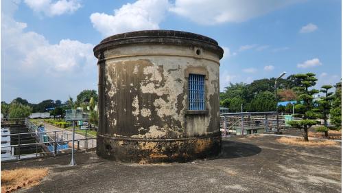 嘉義水源地現存濾過井共有四座，其中三座為圓柱形建築，西元1914年興建，為鐵筋混凝土建築，牆上緣有三個通氣孔，皆為舊制木門窗，其材種經匠師判斷為檜木。現已登錄為嘉義市定歷史古蹟。另一座為方形建築，於1933年興建。