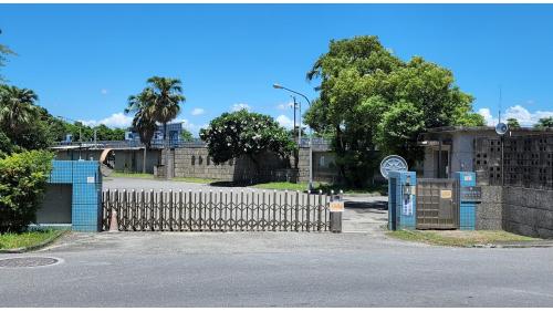 翁公園淨水場興建於1938年，前身為高雄第二水源地，水源來自高屏溪伏流水抽水至場內淺井，初期設計出水量為每日0.835萬噸，可供50,000居民使用，1945年由高雄市政府接管後，經擴建改善，出水量提升至每日1.5萬噸，1970年擴充新建快濾池4座，另於高屏溪河畔開鑿深井取代原有舊井，增加出水量每日2.5萬噸，合計出水量逹每日4萬噸。1996年翁公園淨水場於併入拷潭淨水場統一管理