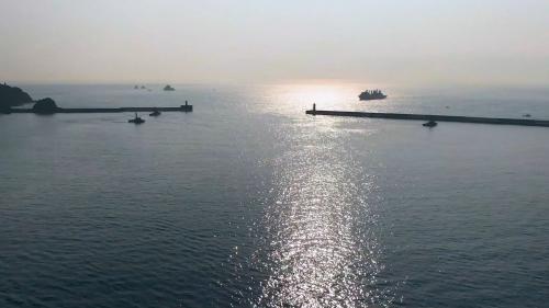 蘇澳港南北防波堤出入口：蘇澳港南北防波堤黃昏時夕陽斜照，素有『蘇澳蜃市』之稱，與『龜山朝日』、『嶐嶺夕煙』&hellip;....等並列『蘭陽八景』。