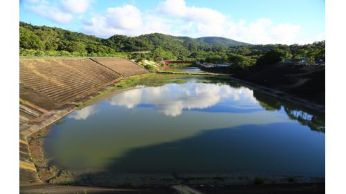 走在壩頂觀景區，石門村景色盡收眼底。遠眺蓄水區全景，悠悠白雲與綠色山脈倒映在湖面.