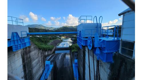 牡丹水庫設施溢洪道，設弧型閘門3座，每座寬12公尺、高15.38公尺 設計流量每秒3600噸.