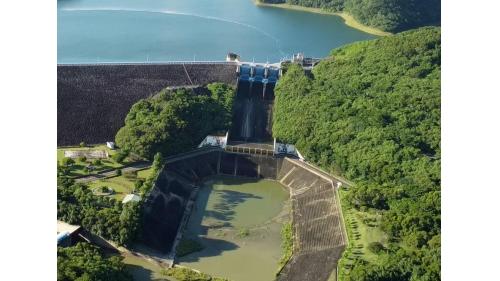 牡丹水庫設施溢洪道，設弧型閘門3座，每座寬12公尺、高15.38公尺 設計流量每秒3600噸.