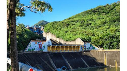 牡丹水庫設施溢洪道，設弧型閘門3座，每座寬12公尺、高15.38公尺 設計流量每秒3600噸.