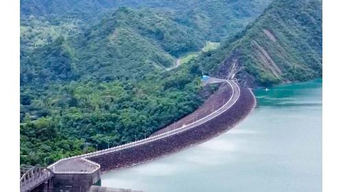 &nbsp;南化水庫水壩為中央心層分區滾壓土石壩，壩頂標高187.5公尺，長511公尺、寬10公尺。