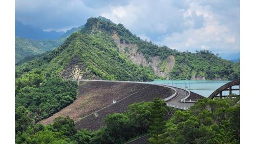 南化水庫水壩為中央心層分區滾壓土石壩，壩頂標高187.5公尺，長511公尺、寬10公尺。