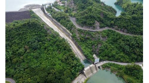 南化水庫溢洪道為無閘門控制馬蹄型溢流堰，後接陡槽及跳斗，溢流堰頂長197公尺，溢洪道長543.75公尺，設計溢洪量為每秒4332噸。