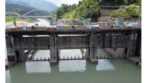 甲仙攔河堰輸水隧道長3,053公尺，為雙半徑馬蹄型斷面，最大輸水量為30秒立方公尺。1999年6月引水隧道開始通水運轉，南化水庫的供水量每年可提高約2億9,000萬噸。