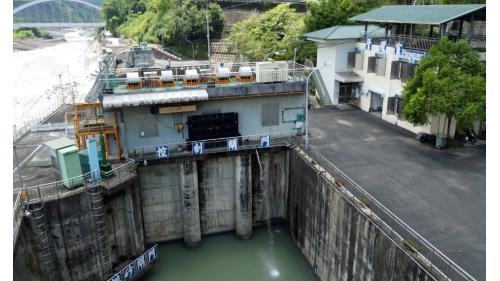 甲仙攔河堰輸水隧道長3,053公尺，為雙半徑馬蹄型斷面，最大輸水量為30秒立方公尺。1999年6月引水隧道開始通水運轉，南化水庫的供水量每年可提高約2億9,000萬噸。